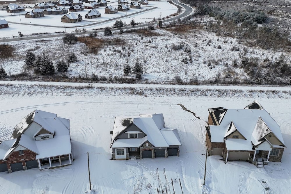 Spacious Brand New 4-bed Retreat in Quinte West