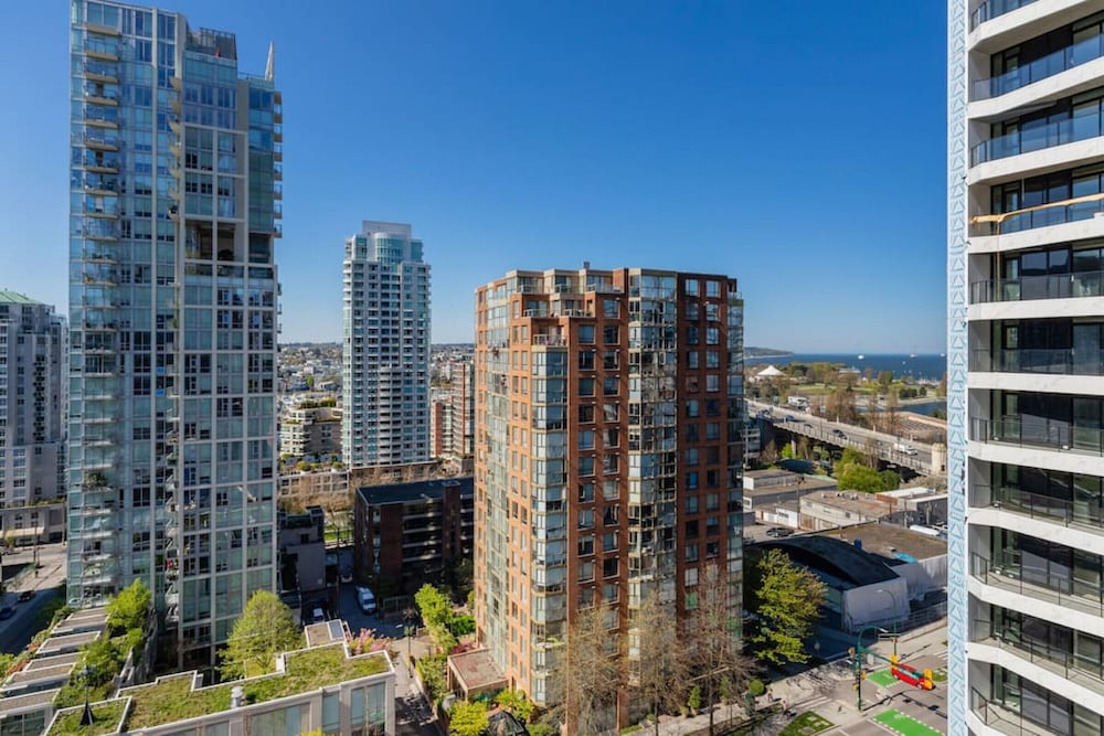 Beautiful 2 Bdrm 2bath Condo Downtown With Views of the Ocean