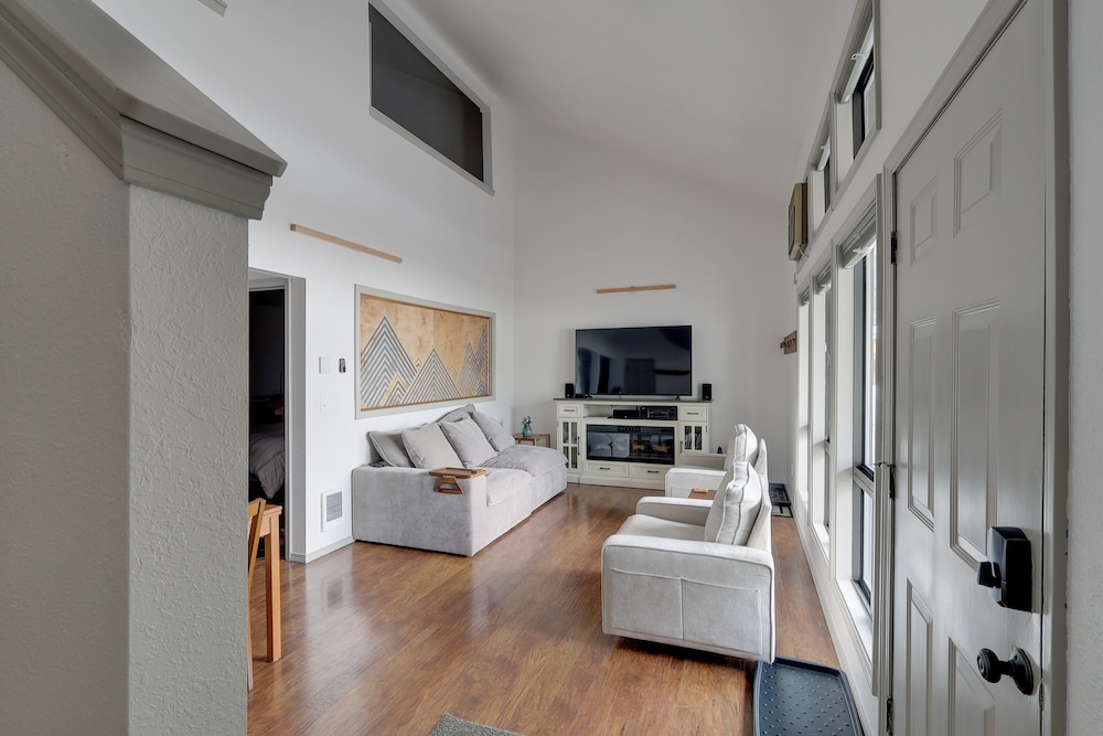 Walk to Payette Lake: Mccall Condo w/ Fireplace