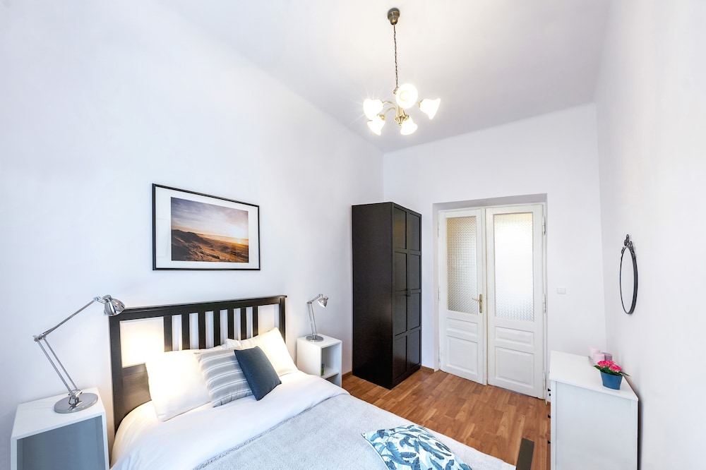 FriendHouse Apartments