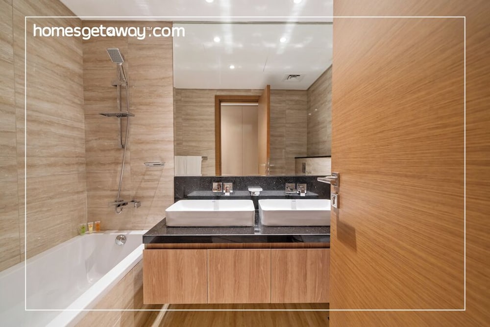 Modern 2BR – Canal-Side Elegance
