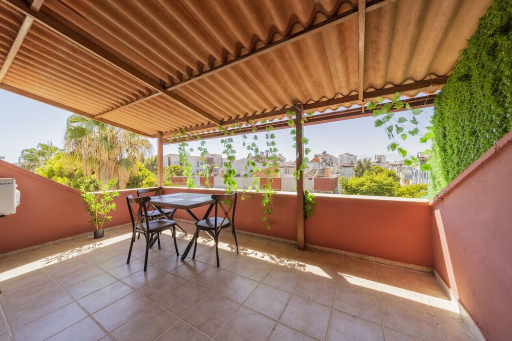 Central Flat Near Shore in Muratpasa With Terrace