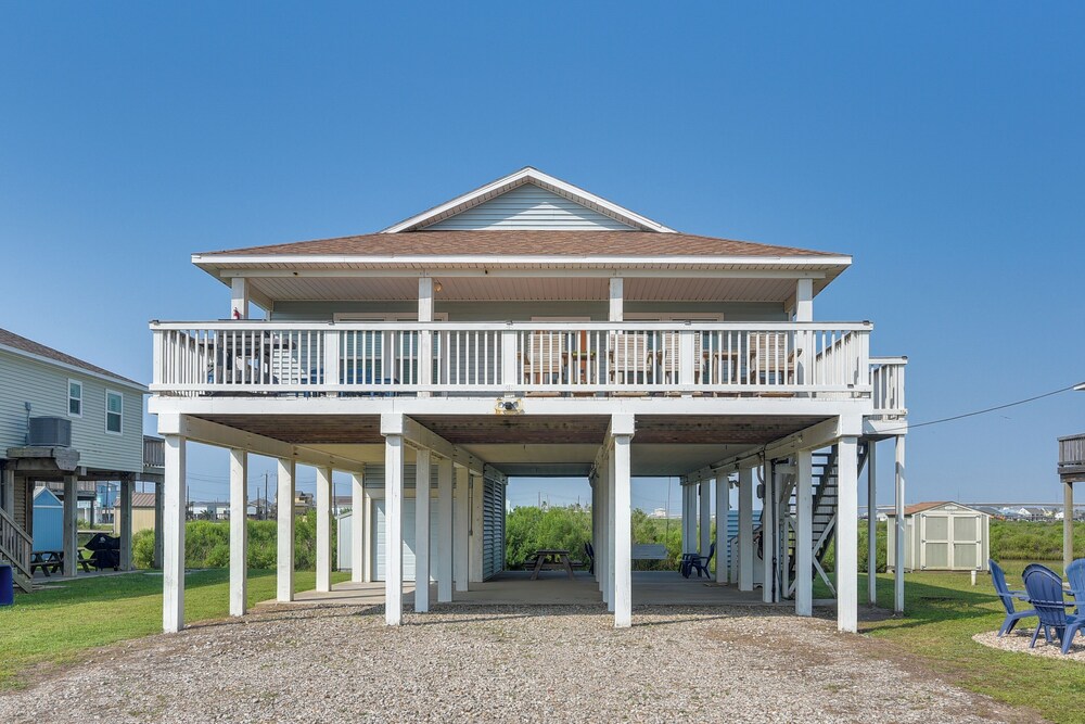 Walk to Shore: Surfside Beach Home w/ Bay Views