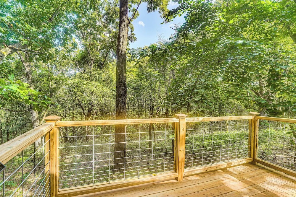 Unique Eureka Springs Cabin: Deck & Forest Views!