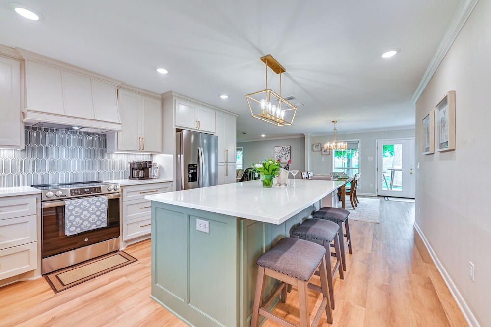 Patio, Yard, Views: Modern Home in Longview