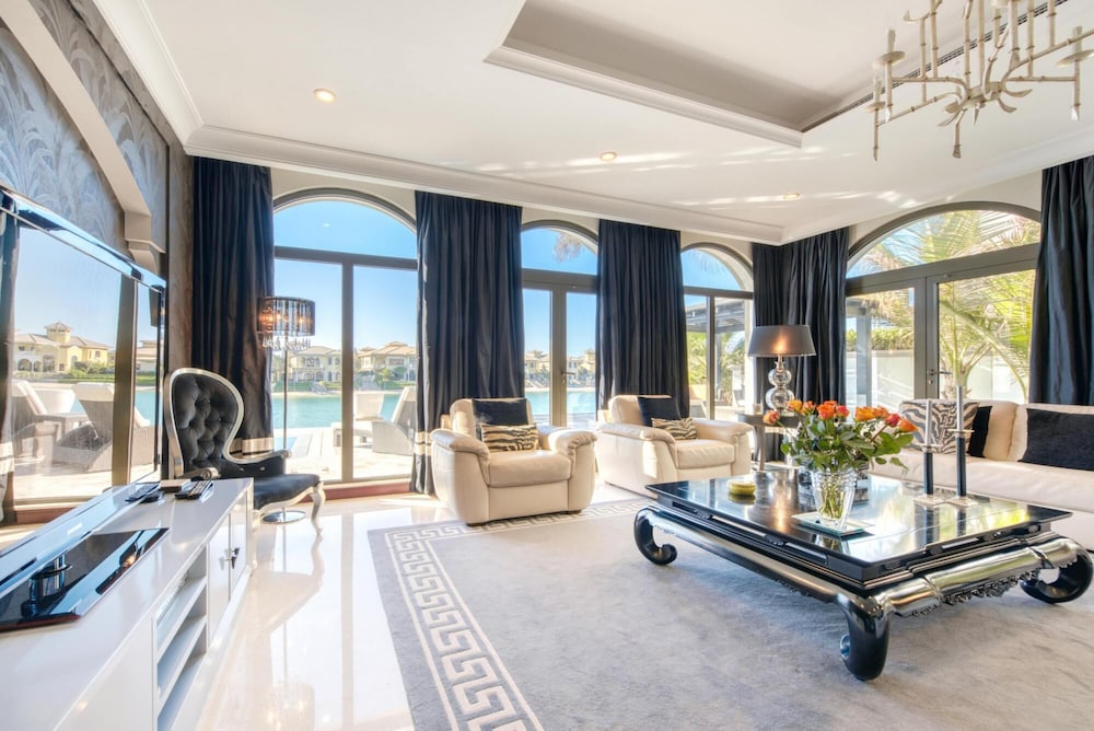 Glamourous Beachfront Villa on The Palm w Pool