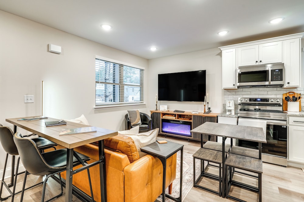 Ideal Location & Mountain Views: Chattanooga Home!