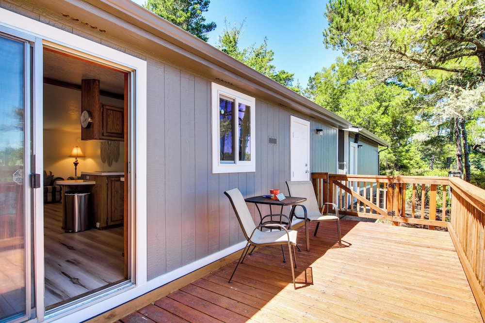 Quiet Lakefront Retreat < 2 Mi to Heceta Beach!
