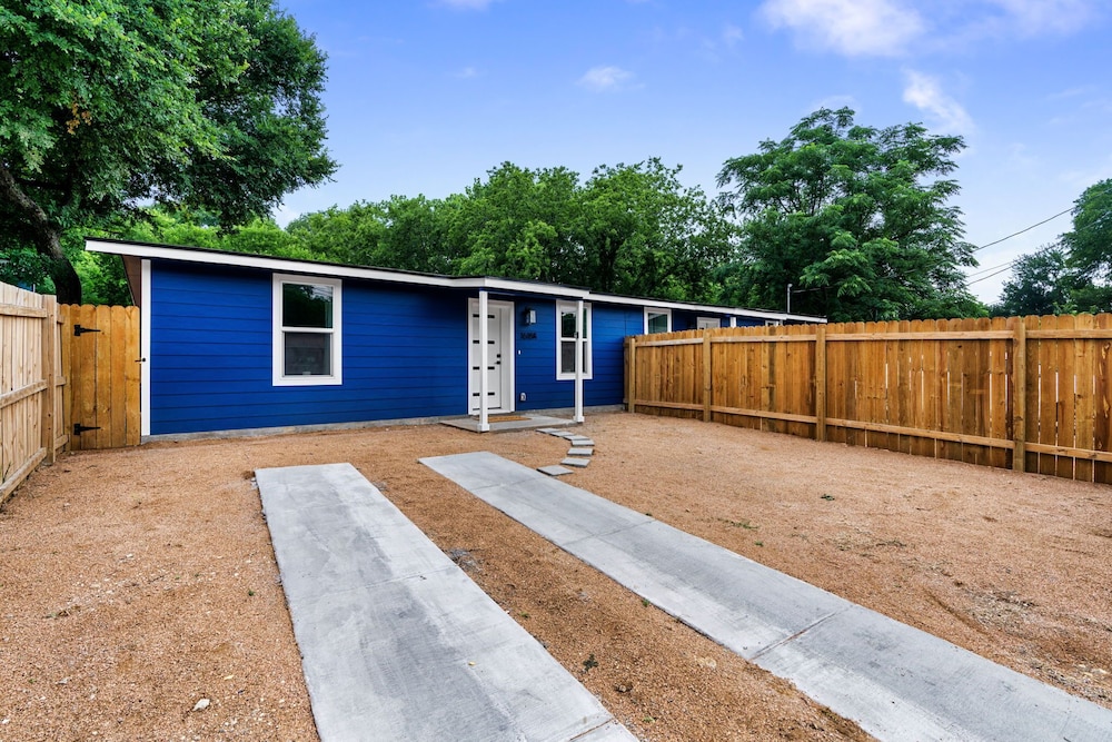 Cozy Modern Getaway Near Downtown view 5