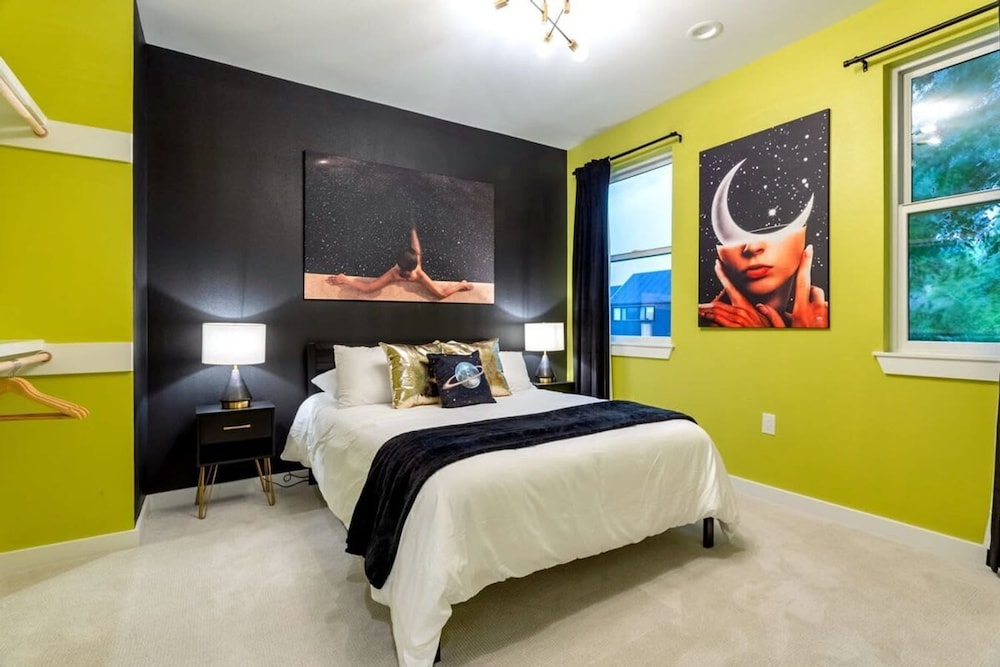 Massive 10br Compound6 Min to Downtown Austin