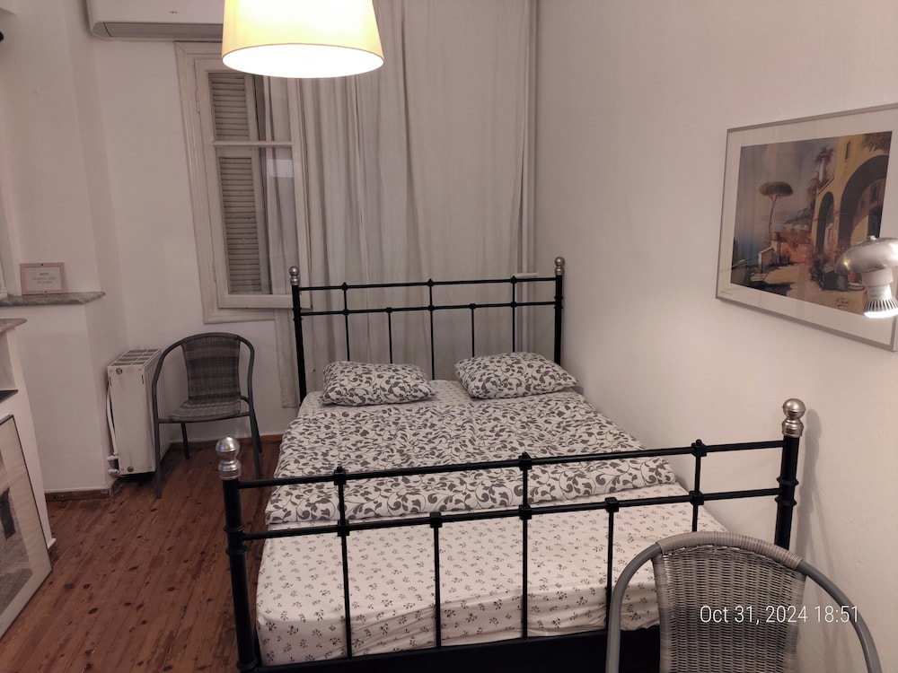 Large Studio/family Apartment