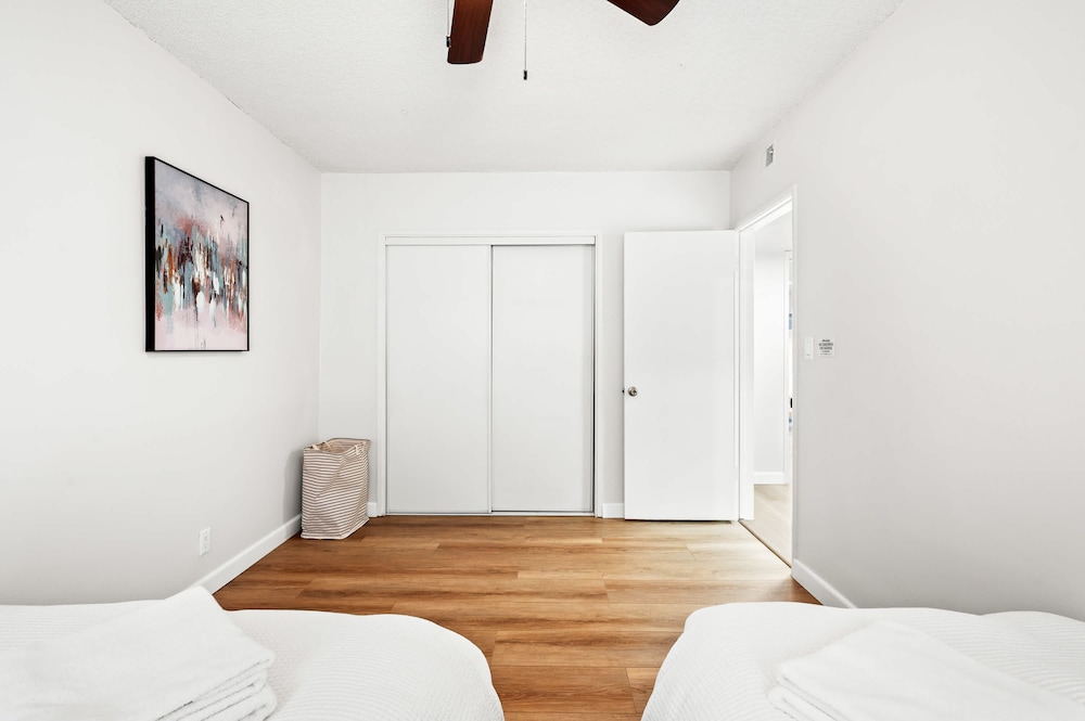 Modern Cozy Retreat Stylish Stay With Patio Parking