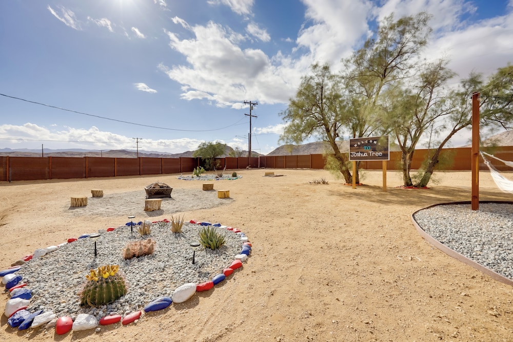 Mtn-view Home ~ 8 Mi to Joshua Tree Natl Park!