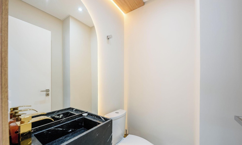 Apto Novo com 3 Suites a 600 m da Praia ELJ1201