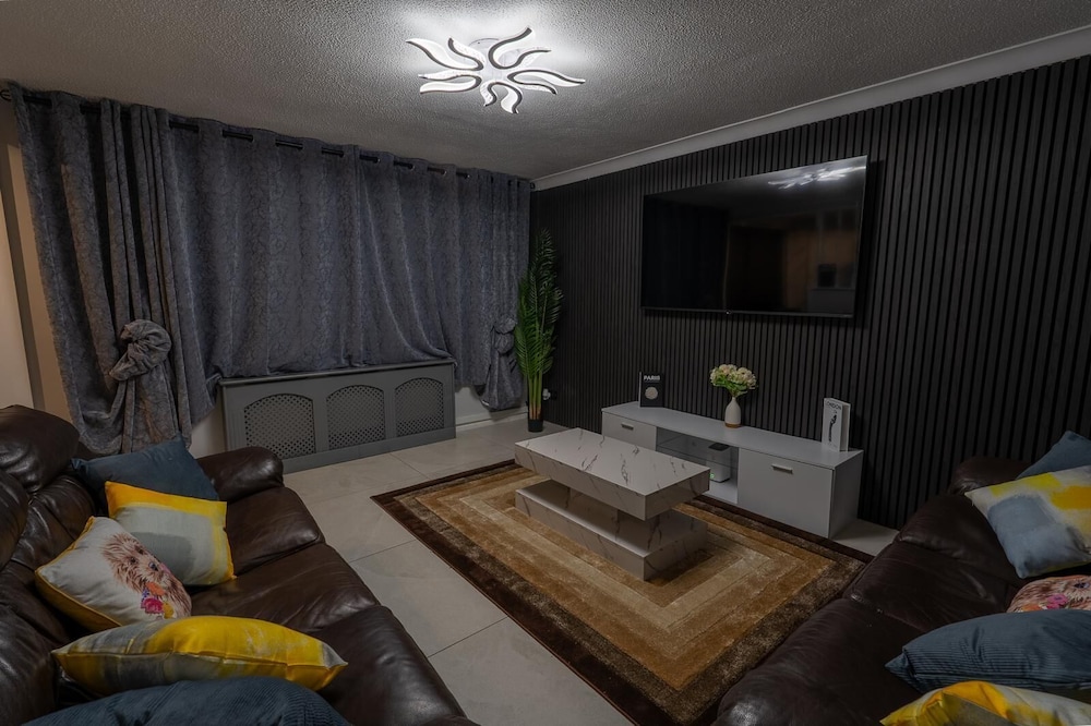 Charming 2 Bedroom Luxurious Home in Thamesmead South East London