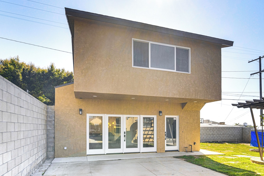 4 Mi to Sofi Stadium: Pet-friendly LA Area Home