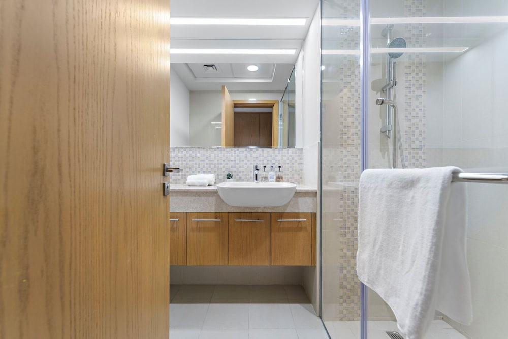 2BR 202 Bellevue Tower 1