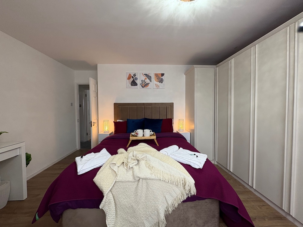 Modern and Spacious 3 Bed Retreat - Bracknell