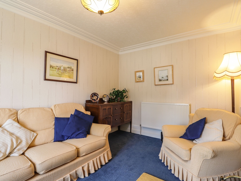 Holly Hoose