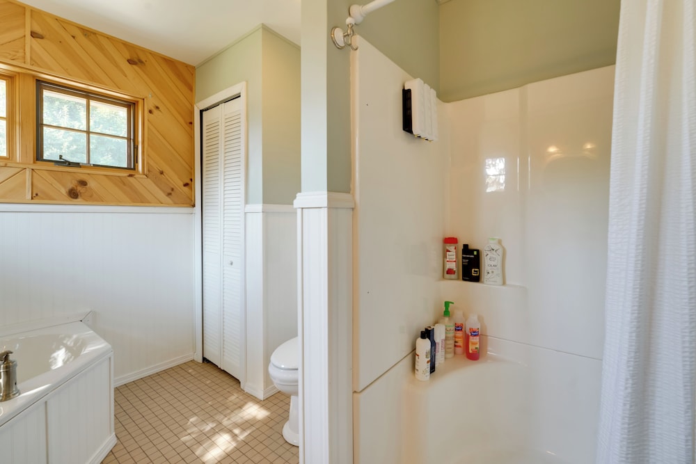 1 Mi to Public Beach: Port Austin Cabin w/ Hot Tub