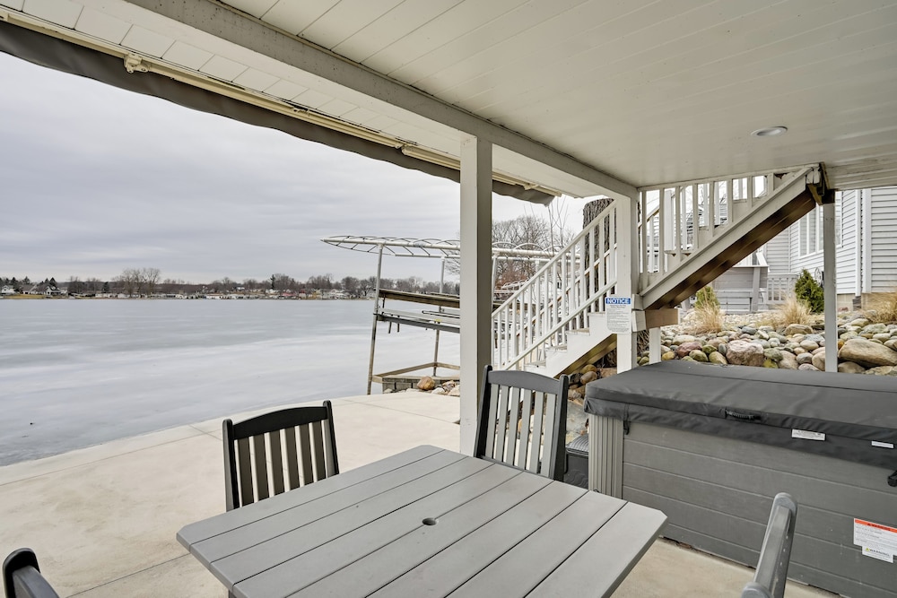 Hot Tub & Dock: Waterfront Lake Hamilton Home