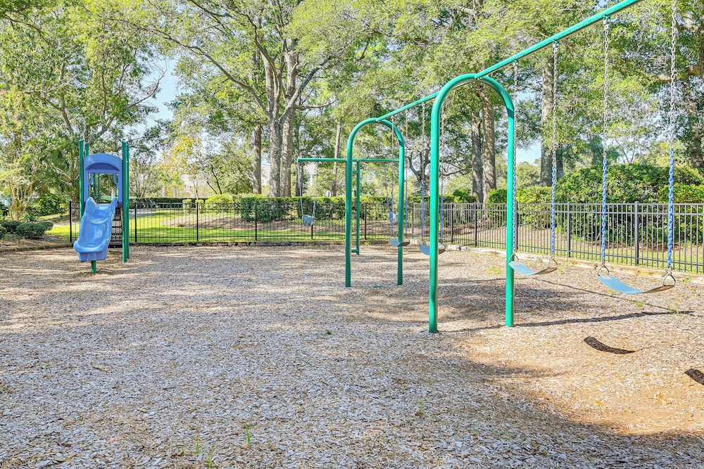 Unwind Poolside & Walk to Ocean! Myrtle Beach Unit