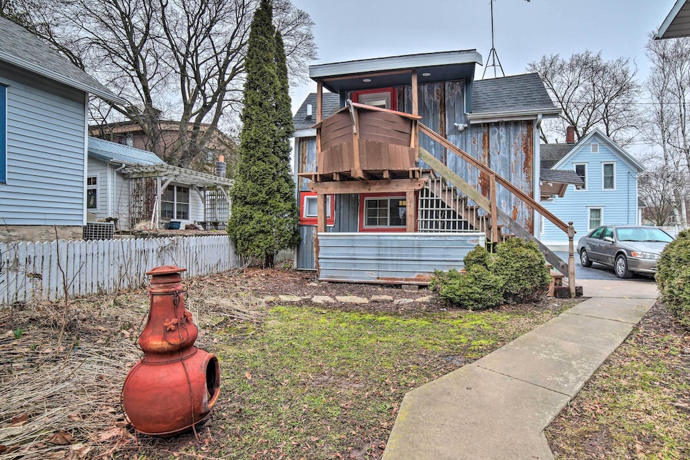 Hotel Chic Sturgeon Bay Escape - Walk to Downtown & Bay! - Image 1