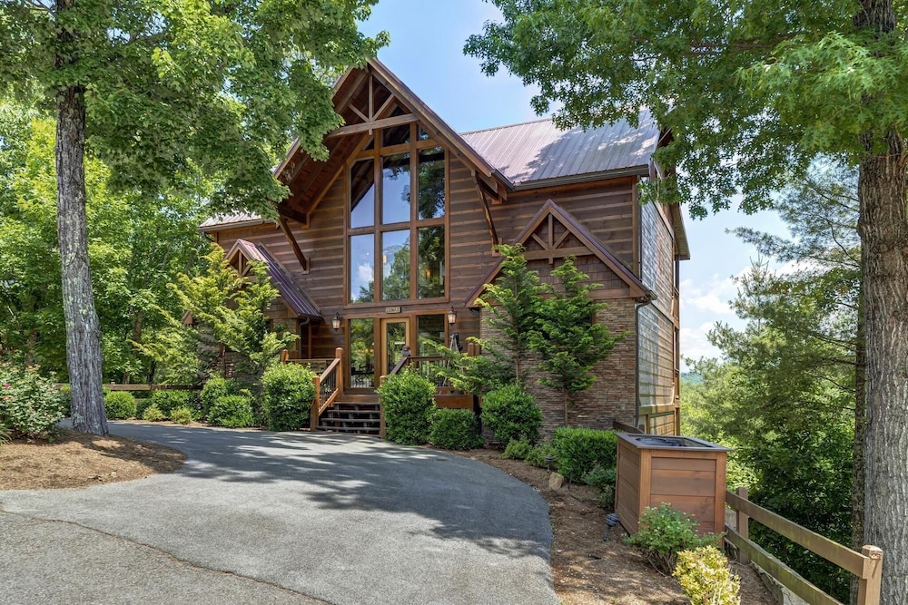 A Suite Mountain View - 4 Bedrooms, 4 Baths, Sleeps 12 Home by RedAwning