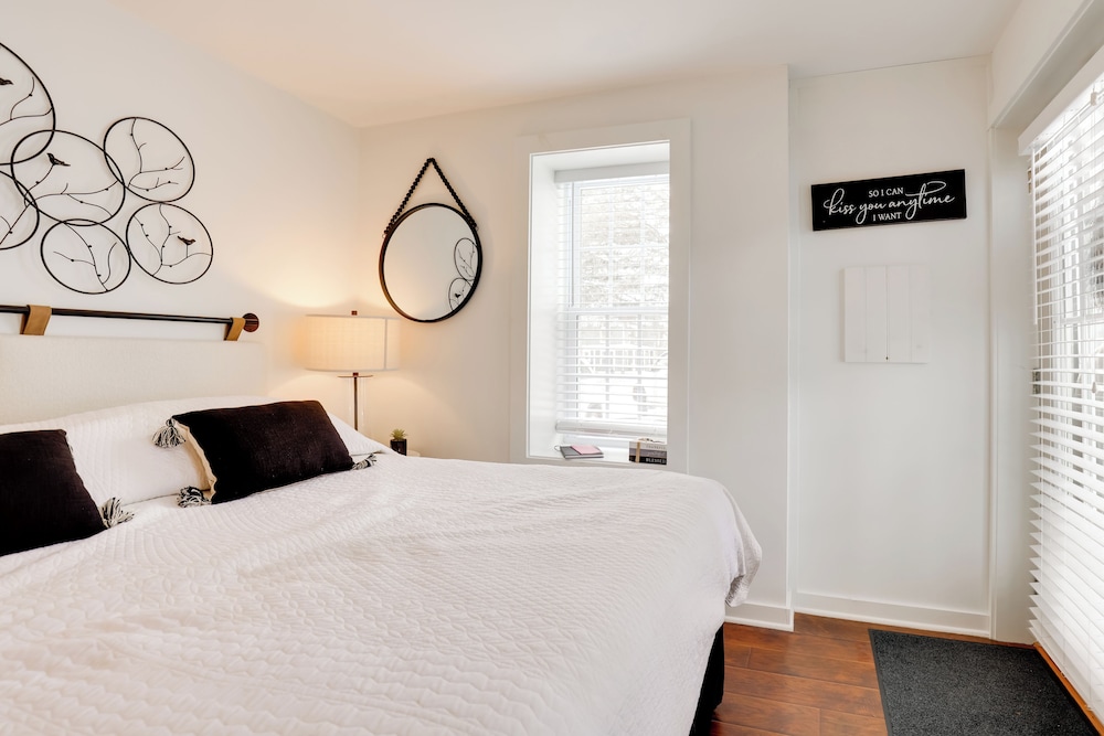 Walkable Studio on Historic Hammondsport Property!