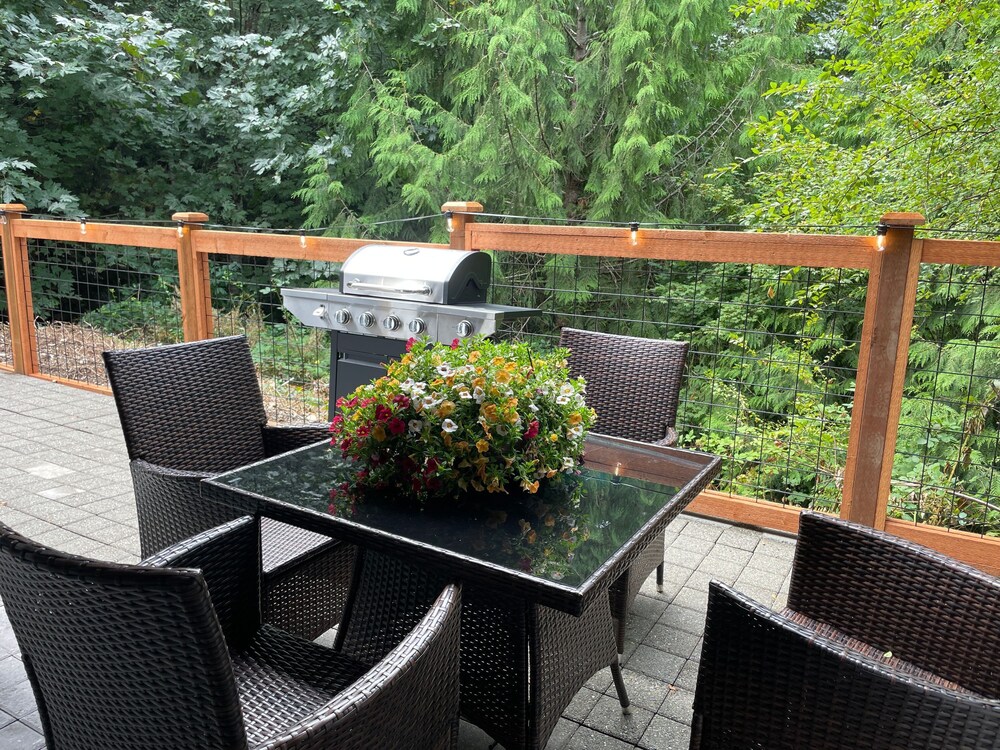 Cascadia Family Mansion Hot Tub Game Room Gym