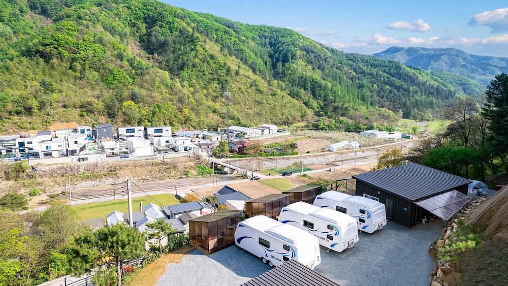 Gapyeong Ddobagi Pet & Spa Glamping view 4