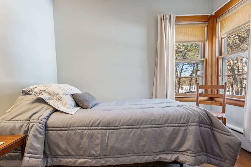 Bayview Beach Cottage For 4!