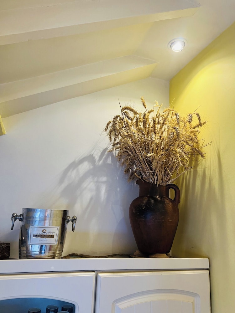 Local Pubs, Walking Routes, Cottage w Parking