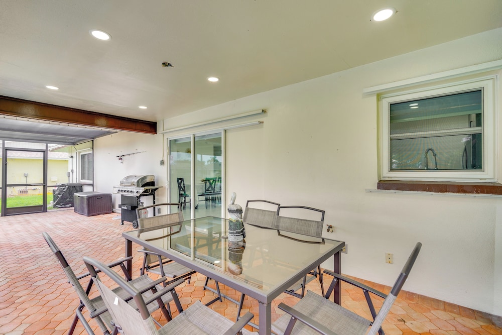 Swim, Golf & Explore: Pet-friendly Cape Coral Home