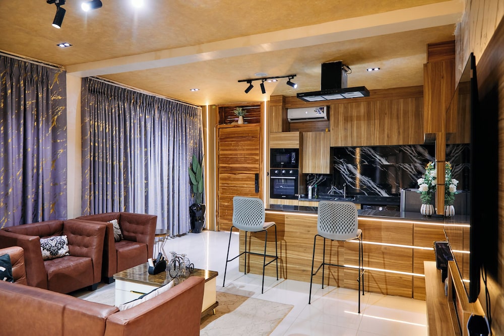 Mo's Place by Zuno Homes