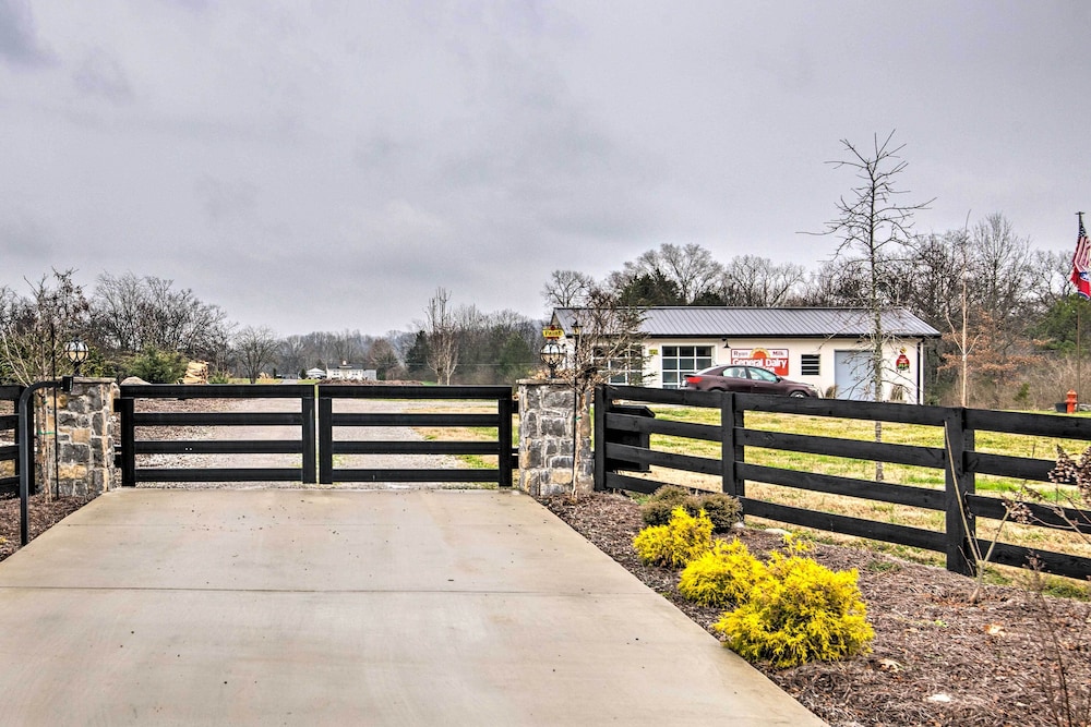 Pet Friendly 'milk Barn Cottage' on 15 Acres! view 4