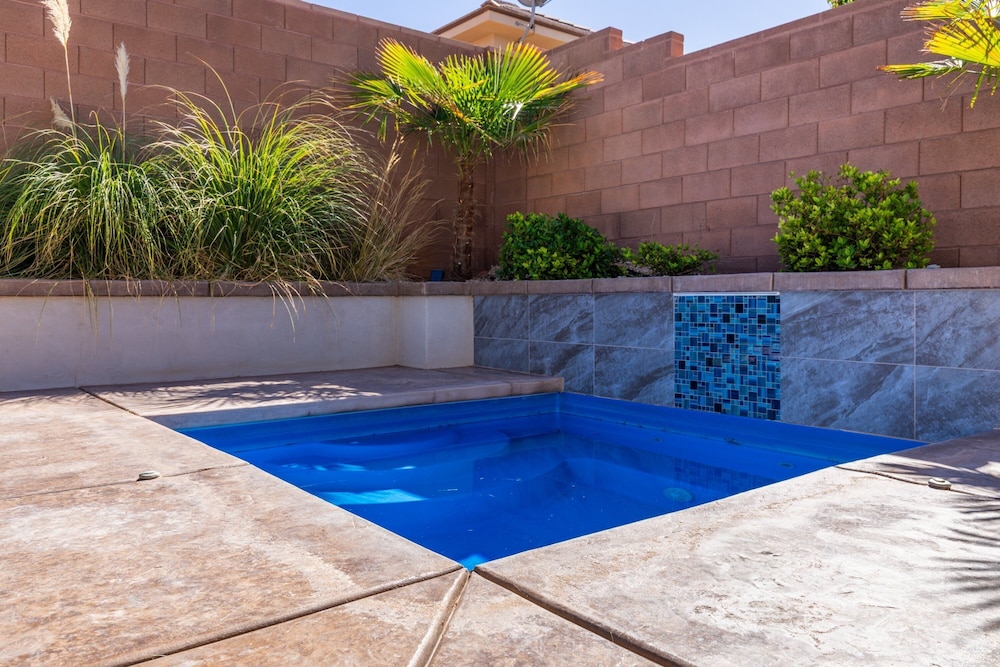 Hurricane Falls Pool, Hot Tub Plus Dog Friendly! 4 Bedroom Home