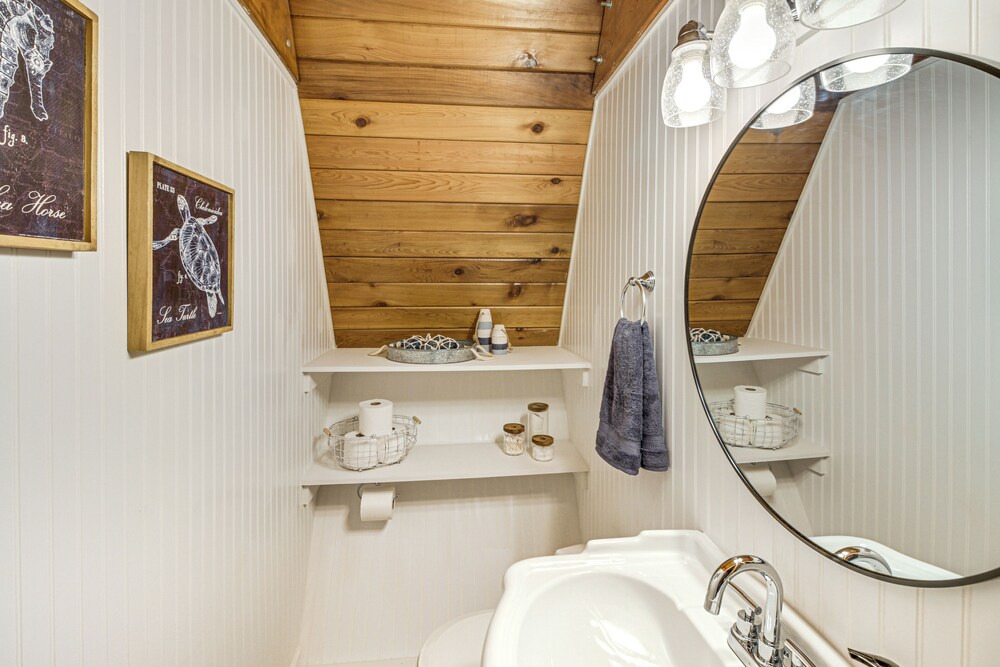 Canal Across Street: Family Cabin in Breezy Point!