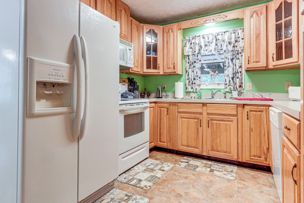 3 Mi to Potomac River: Remote Cabin in Springfield