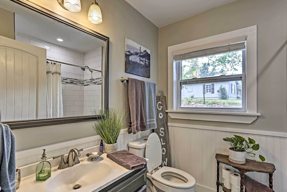 Family-friendly Escape ~ 6 Mi to City Center!