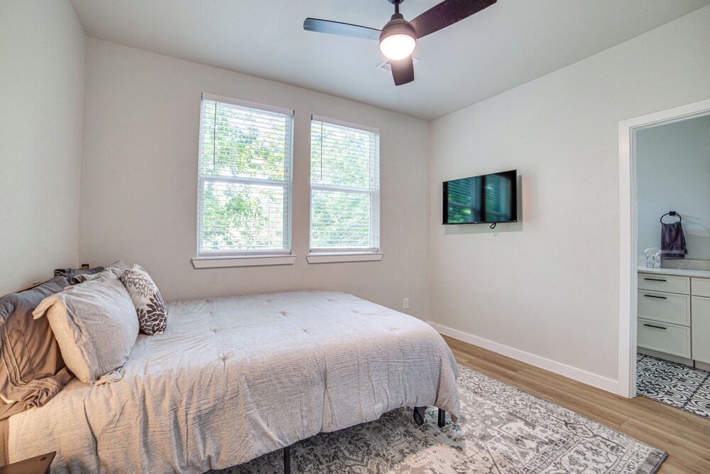 3 Mi to Dtwn Dallas: Pet-friendly Retreat w/ Yard