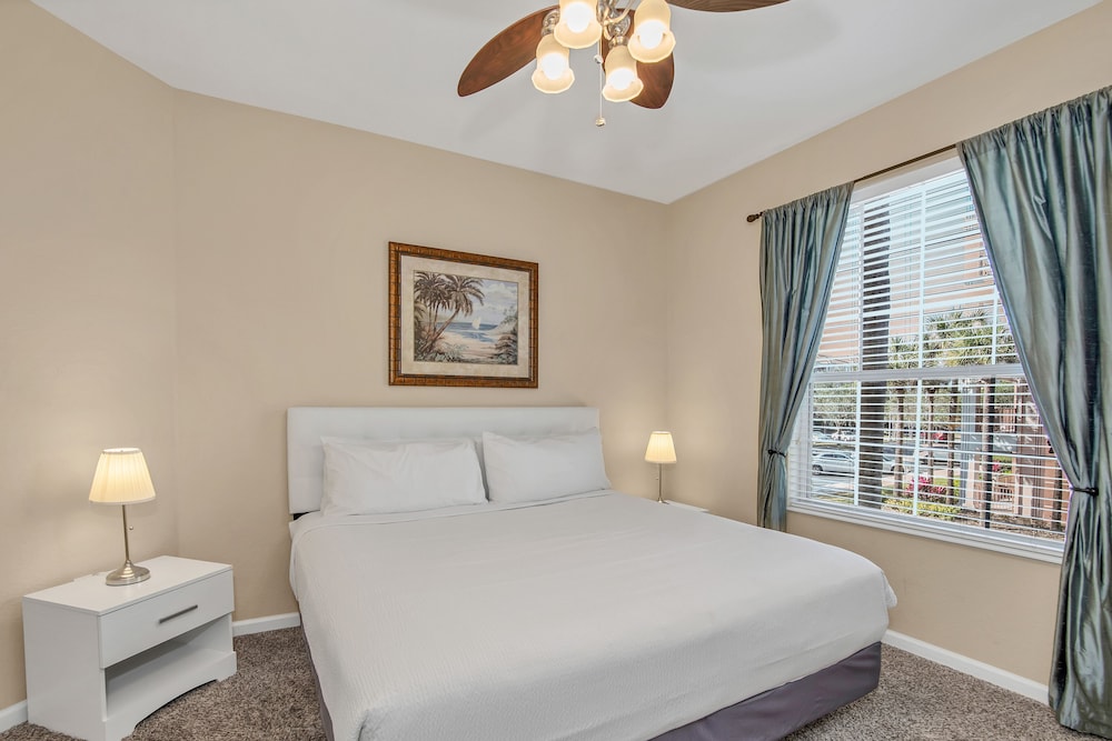 Cozy Condo W/private Balcony Steps to Conv. Ctr