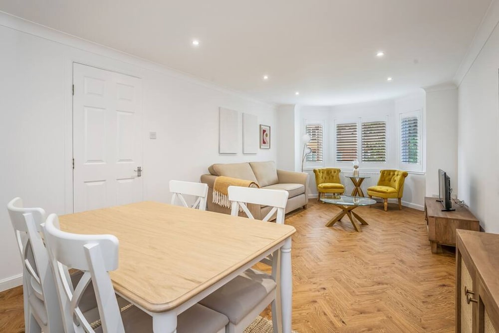 Luxury 2bed 2bath-ground Floor-free Parking