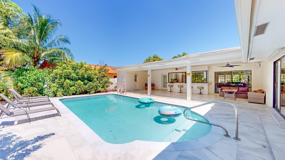 Villa Shapira 6BR Luxurious Designer Home With Heated Pool