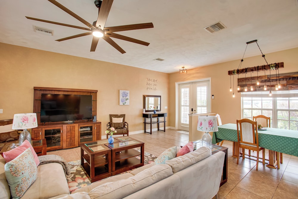 9 Mi to Downtown Fort Myers: Home w/ Lanai + Grill
