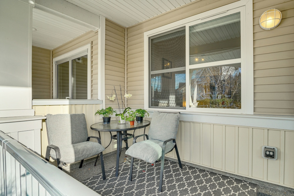 Condo 6 Mi to Lumen Field & Dtwn Seattle!