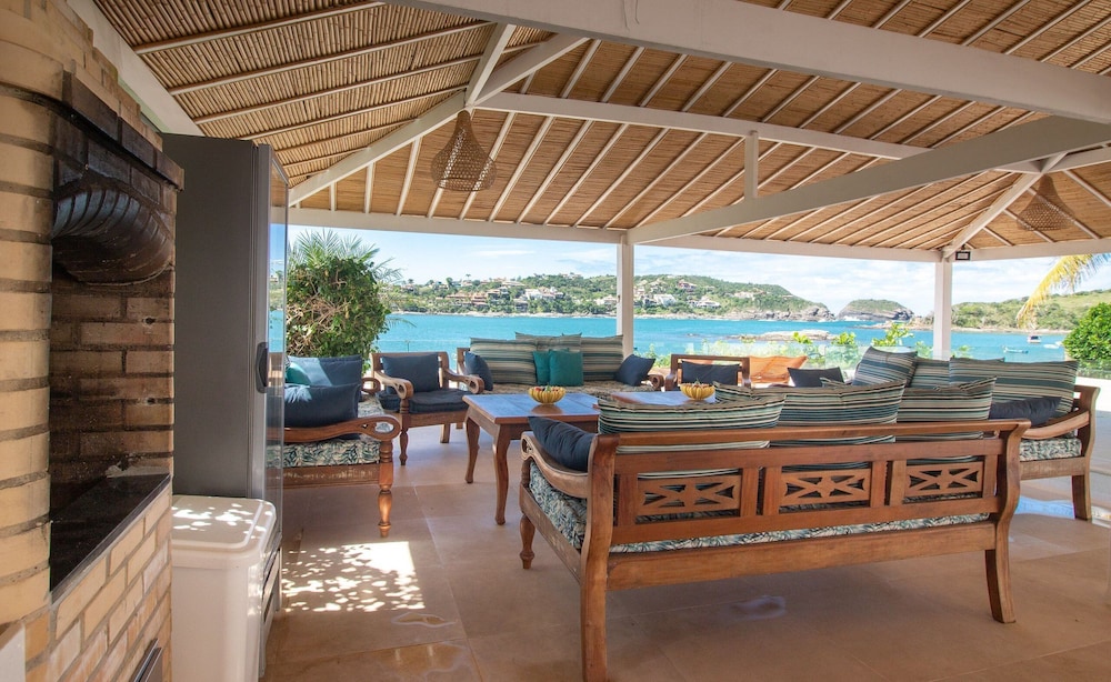 Mansão Pé na Areia Ferradura com 4Suítes