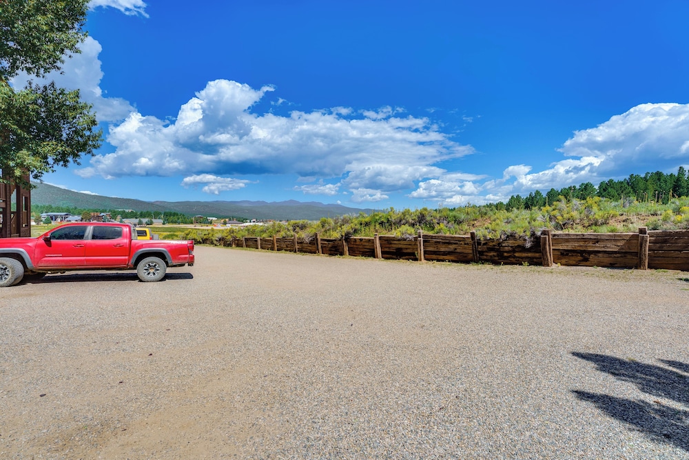 Walk to Angel Fire Resort: Getaway w/ Balcony
