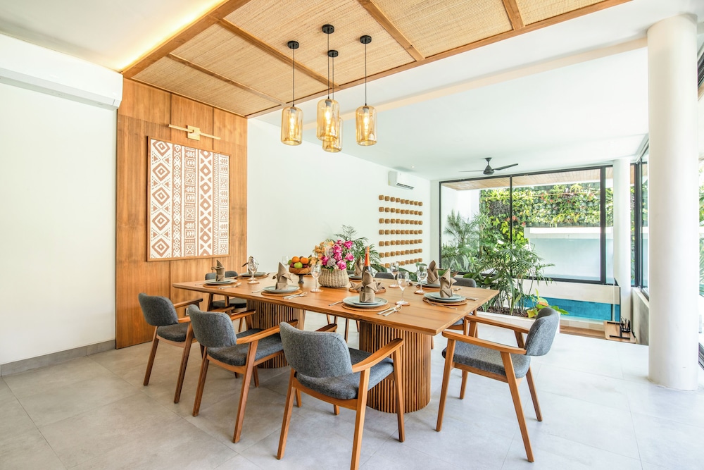 Luxury 5BR Villa, 200m to Brawah's Beach Bliss