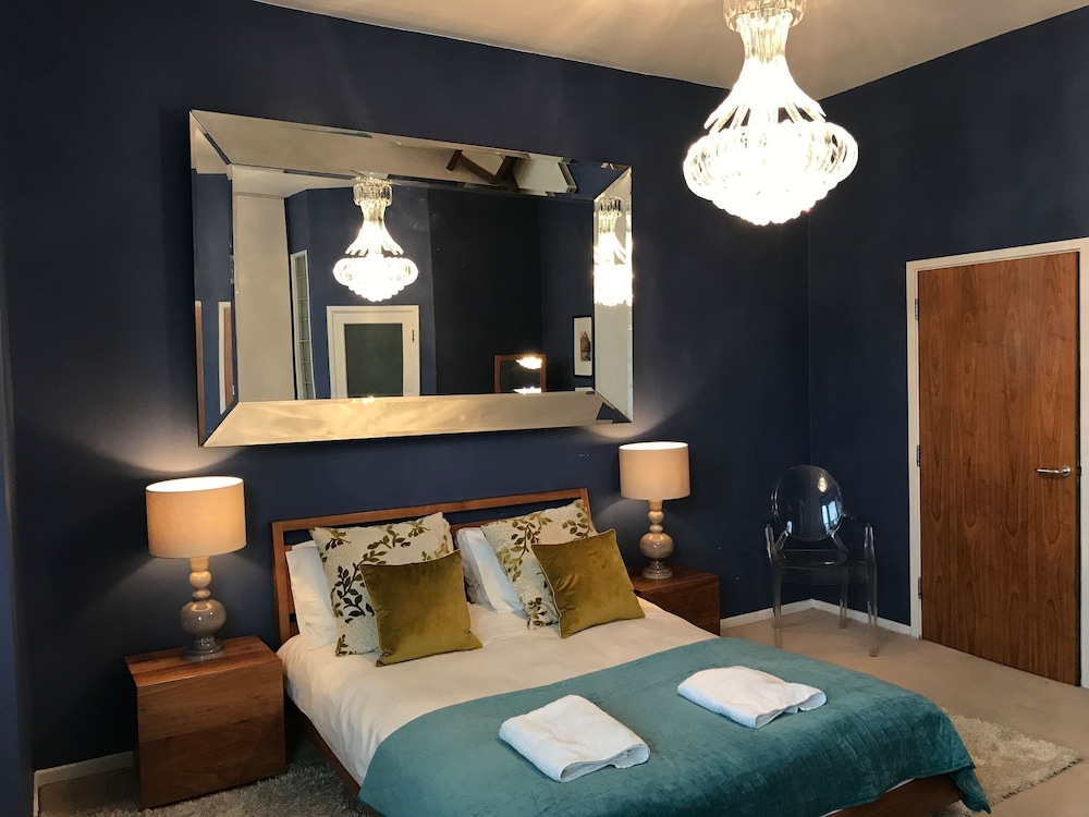A Large, Beautifully Styled Home in Brighton Sleeps12 view 5